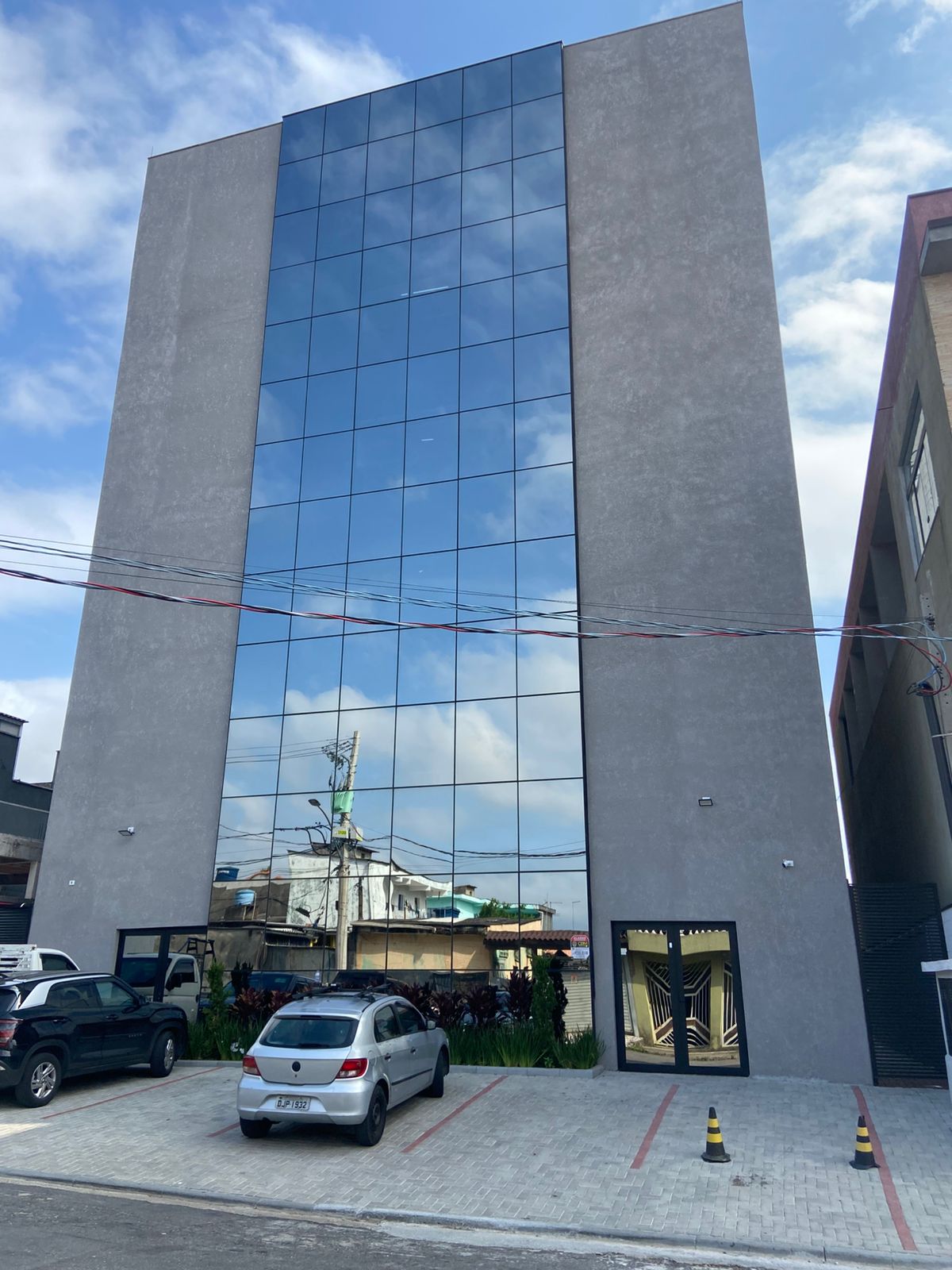 Projeto comercial — edifício com fachada de vidros espelhados